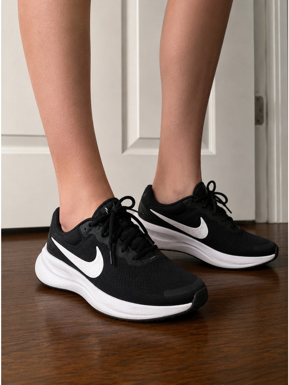 Nike Women's Black and White Athletic Running Shoes